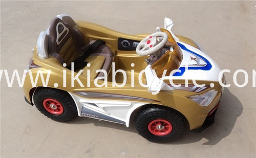 ለልጆች በአሻንጉሊት መኪናዎች ላይ ይንዱ